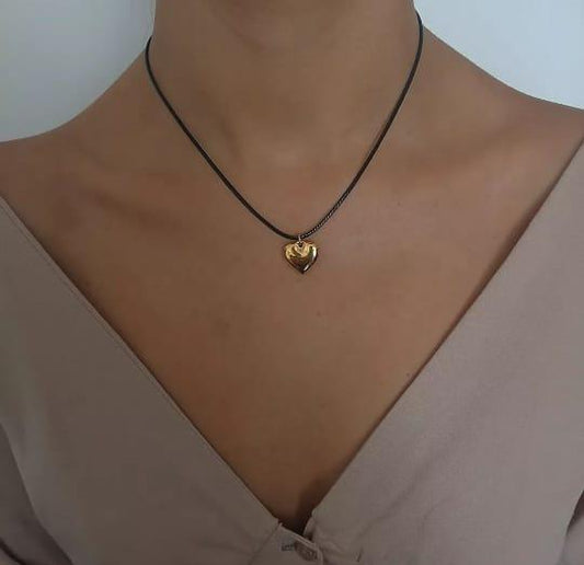 Collar de cuero dije corazón dorado